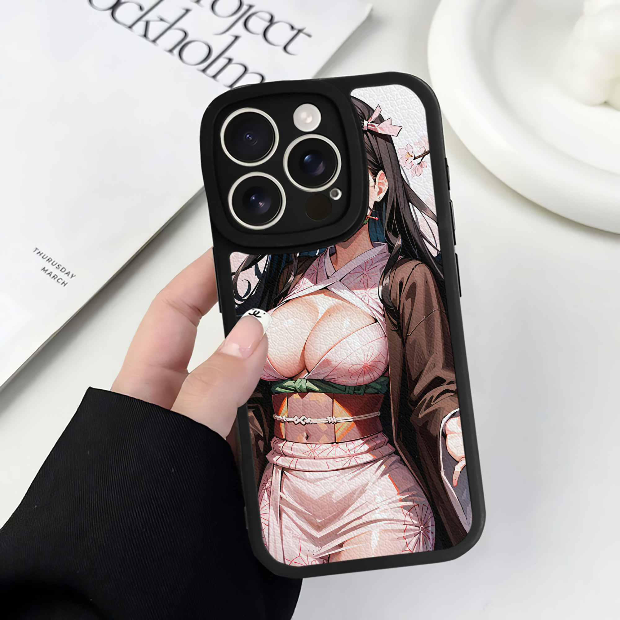 （画像用） 鬼滅の刃（きめつのやいば）竈門 禰󠄀豆子／かまど ねずこ Kamado Nezuko 【iPhone 16シリーズ対応】シリコンスマホケース（レザー調） 材質：シリコン